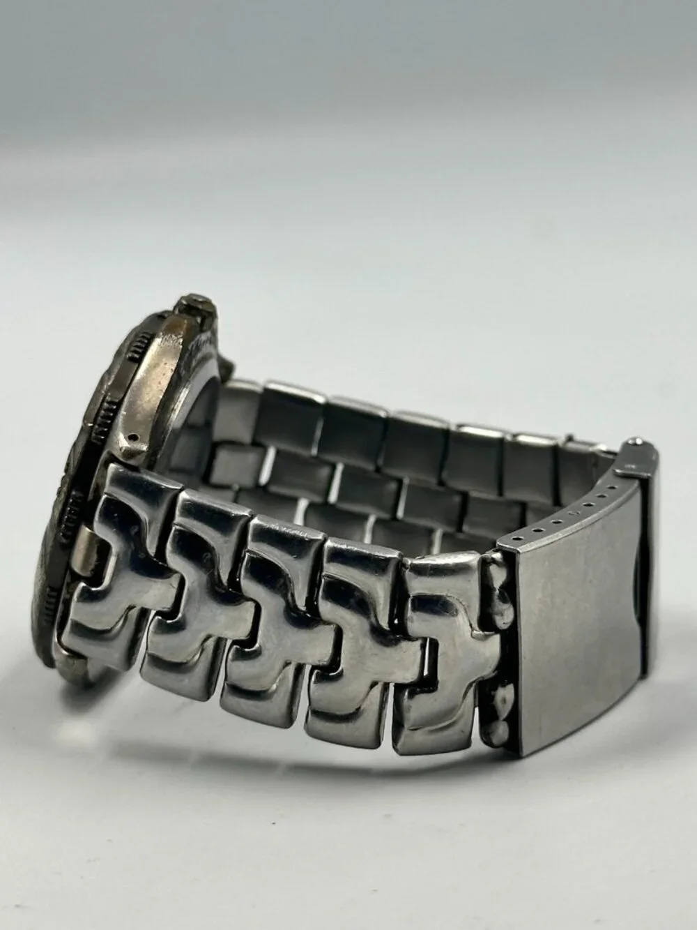 VTG. Warner Brothers Taz Watch Men Silver Tone Dark Gray Dial New Battery 6.75